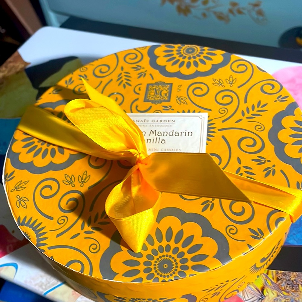 Autumn Mandarin Vanilla 9 Miniature candles with one lotus candle gift set.